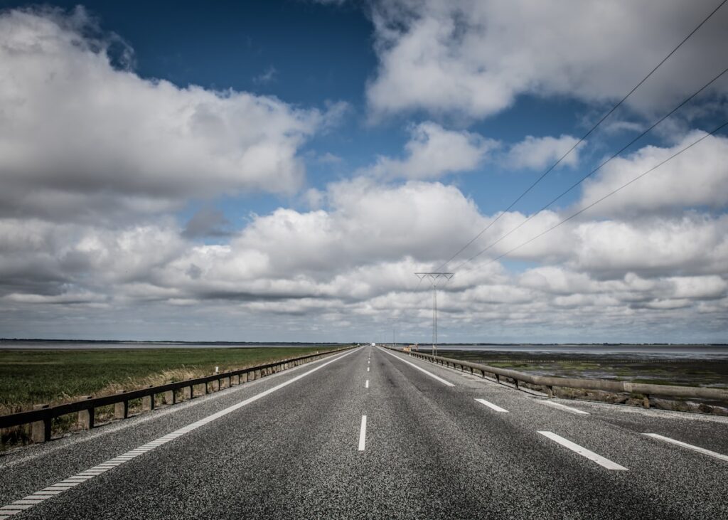 Lege snelweg met blauwe lucht, sfeerbeeld van een roadtrip Denemarken vanuit Nederland richting Aalborg