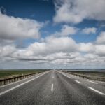 Lege snelweg met blauwe lucht, sfeerbeeld van een roadtrip Denemarken vanuit Nederland richting Aalborg